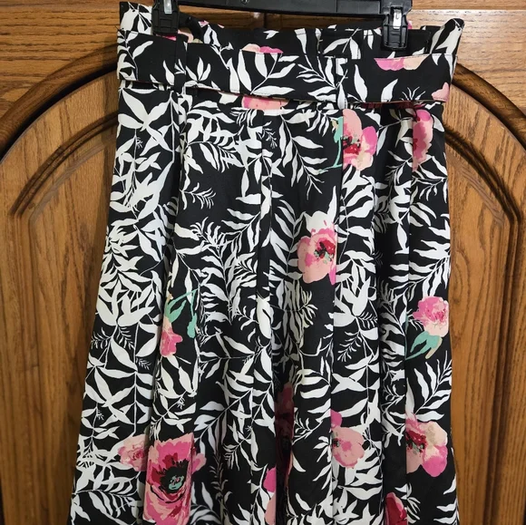Womens classy skirt. - Picture 3 of 4